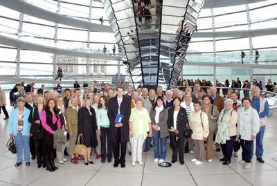 Der CDU-Bundestagsabgeordnete Gero Storjohann mit seinen Besuchern aus dem Wahlkreis Segeberg/Stormarn-Nord in der Glaskuppel auf dem Dach des Reichstagsgebäudes in Berlin